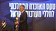 رئيس وكالة استخبارات الموساد ديفيد بارنيا يضع إكليلا من الزهور خلال حفل بمناسبة يوم الذكرى للجنود الذين سقطوا في حروب إسرائيل وضحايا الهجمات على مقبرة جبل هرتزل بالقدس