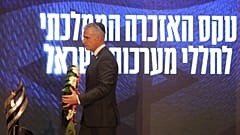 رئيس وكالة استخبارات الموساد ديفيد بارنيا يضع إكليلا من الزهور خلال حفل بمناسبة يوم الذكرى للجنود الذين سقطوا في حروب إسرائيل وضحايا الهجمات على مقبرة جبل هرتزل بالقدس