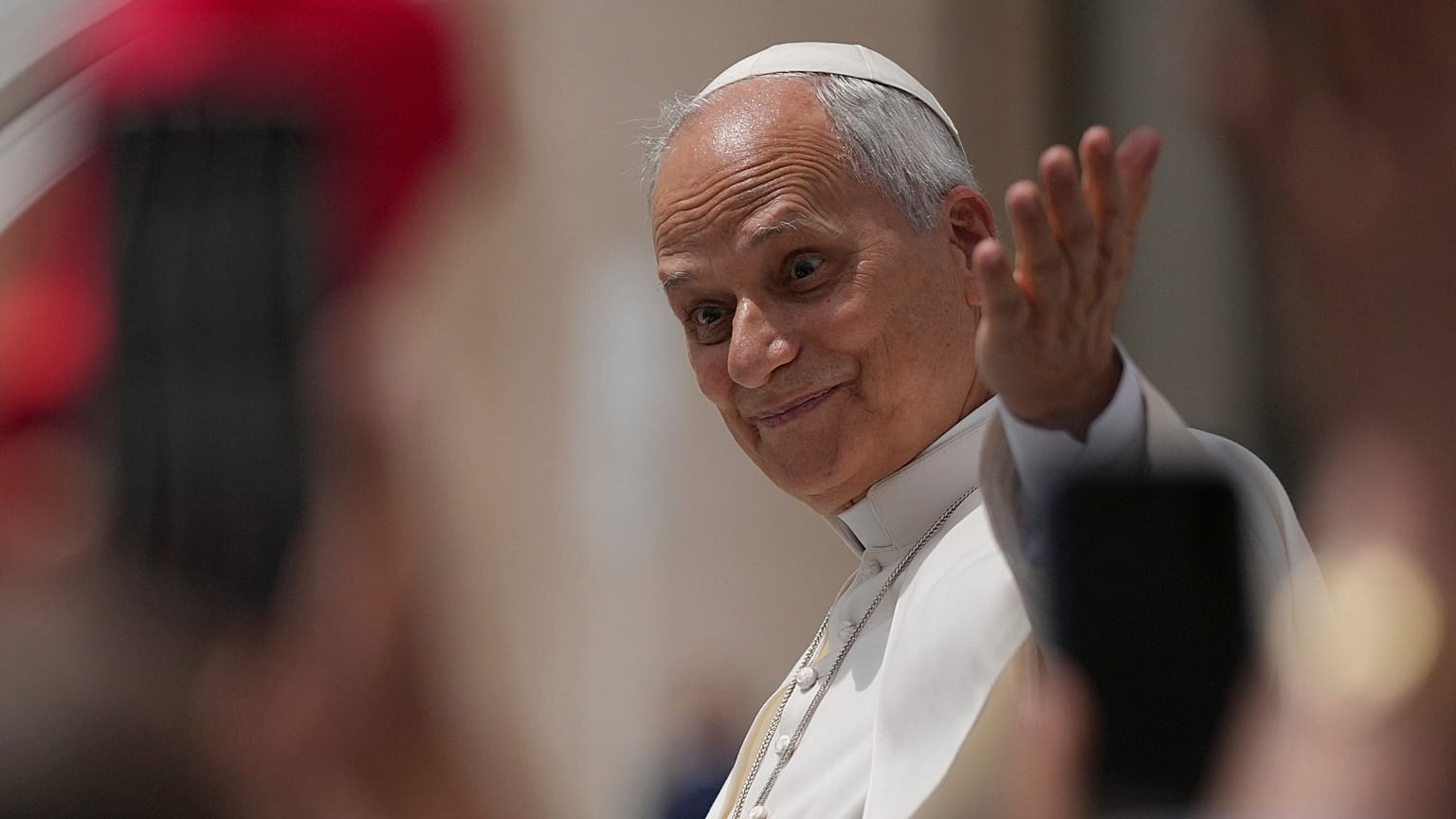 El Papa León XIV saludando a las masas en El Vaticano