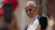 El Papa León XIV saludando a las masas en El Vaticano