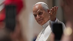 El Papa León XIV saludando a las masas en El Vaticano