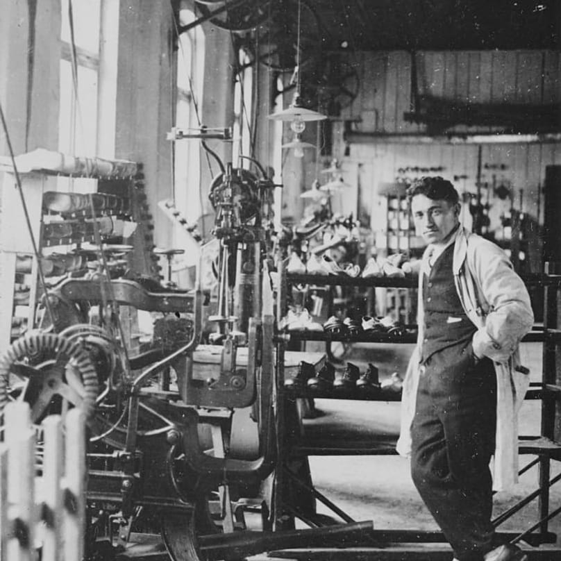 Adi Dassler in der ersten "Gebrüder Dassler"-Schuhfabrik im Jahr ca. 1927