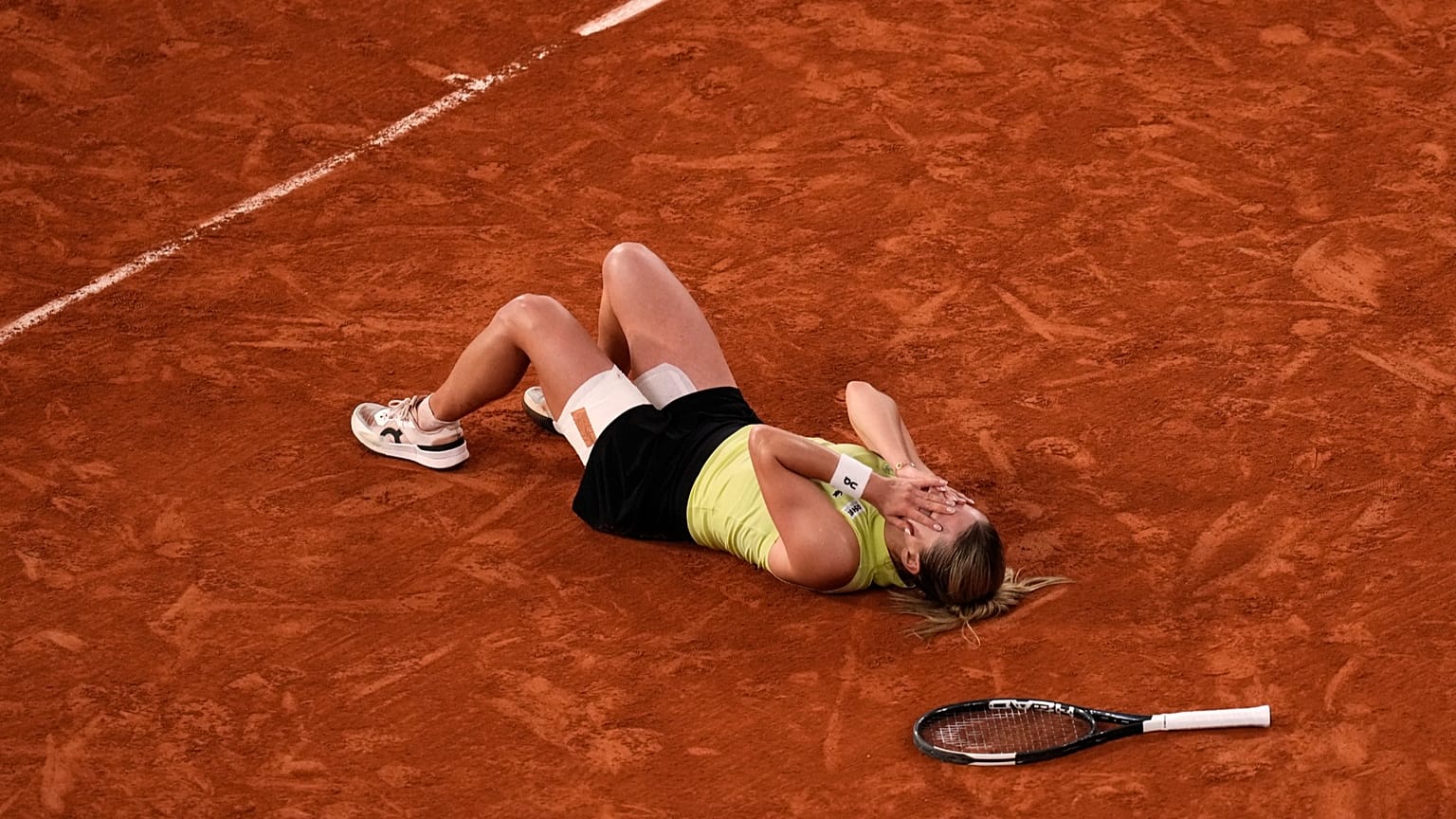 Polka Maja Chwalińska reaguje po wygraniu meczu półfinałowego w tenisie z Rosjanką Dianą Shnaider na French Open w Paryżu, w czwartek, 4 czerwca 2026 r. 