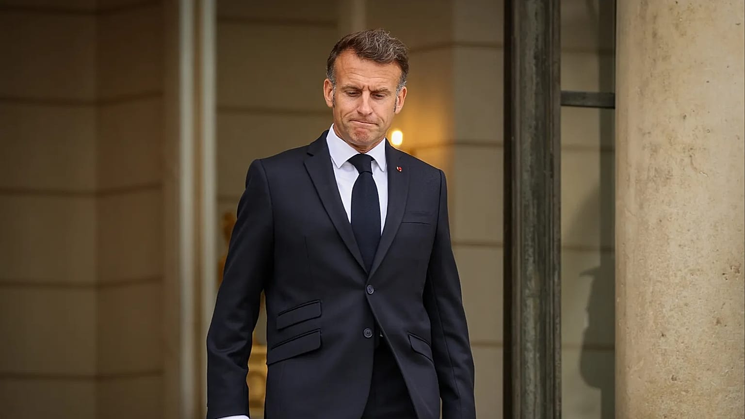 Le président français Emmanuel Macron attend le Premier ministre hongrois Peter Magyar à l'Élysée, le mercredi 3 juin 2026