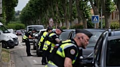 La police inspecte des véhicules dans le cadre de la recherche d'indices dans l'affaire de la disparition de Lyhanna, 11 ans, à Fleurance, dans le sud-ouest de la France.