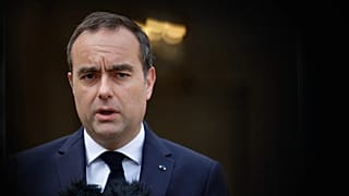 Le Premier ministre français, Sébastien Lecornu, prononce un discours lors d'une allocution télévisée préenregistrée à l'Hôtel de Matignon, à Paris, le vendredi 10 avril 2026