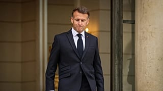 Le président français Emmanuel Macron attend le Premier ministre hongrois Peter Magyar à l'Élysée, le mercredi 3 juin 2026
