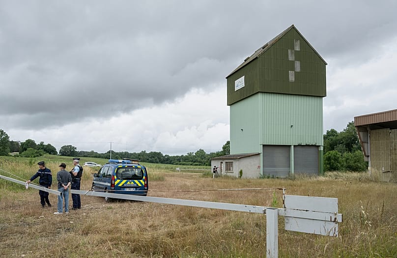 La police française surveille un silo agricole où un corps a été découvert hier, dans le cadre des recherches menées pour retrouver Lyhanna, à Puycasquier, le 5 juin 2026