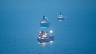 АРХИВ: танкеры на якоре в Черном море у пролива Босфор в Стамбуле, 15 декабря 2022 года