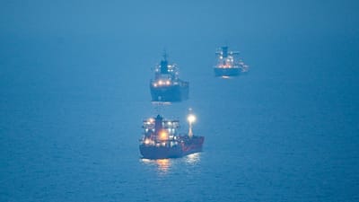 Photo d'archive : des pétroliers sont à l'ancre en mer Noire, près du détroit du Bosphore, à Istanbul, le 15 décembre 2022.