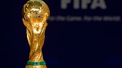 تظهر كأس العالم أمام شعار الاتحاد الدولي لكرة القدم