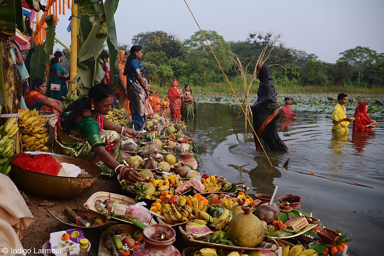 La joven fotógrafa india Indigo Larmour retrata las ofrendas del Chhath Puja