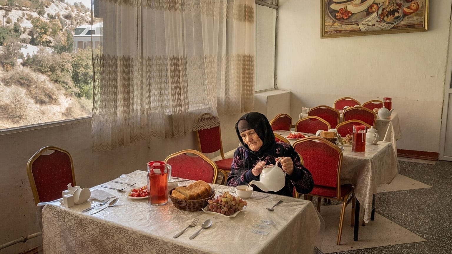 La foto premiada de Jo Kearney de una mujer tayika en un antiguo sanatorio