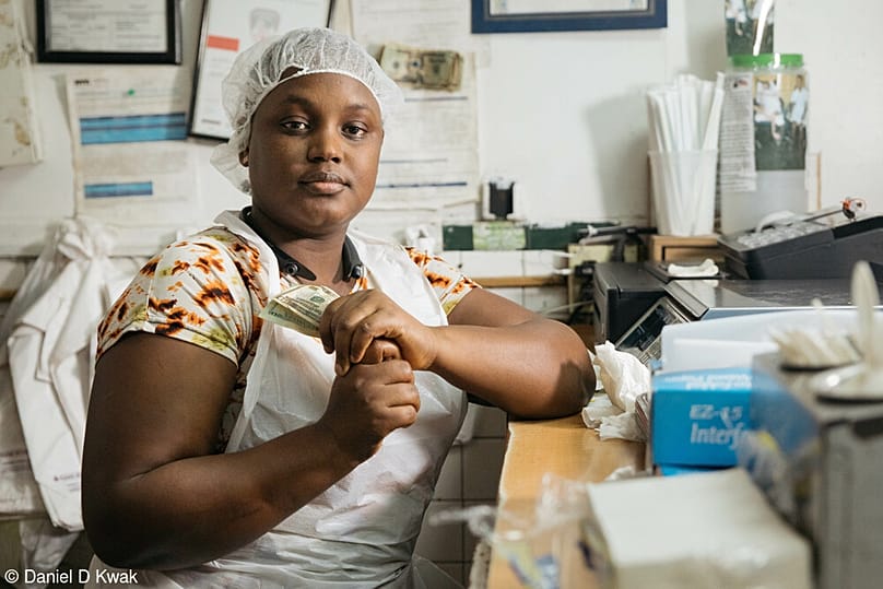 Brooklyn’deki bir Batı Afrika restoranında çalışan görevli para sayıyor