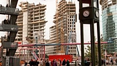 Archivaufnahme von 1998: Das höchste Gebäude am Potsdamer Platz ist aktuell das Kollhoff-Hochhaus mit 103 Metern Höhe.