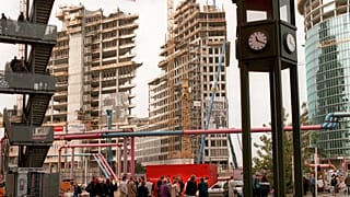 Archivaufnahme von 1998: Das höchste Gebäude am Potsdamer Platz ist aktuell das Kollhoff-Hochhaus mit 103 Metern Höhe.