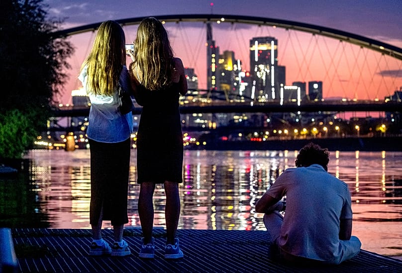 Frankfurt am Main statt New York: In Deutschlands wichtigster Bankenmetropole prägen rund 30 Hochhäuser mit mindestens 100 Metern Höhe eine markante Skyline.