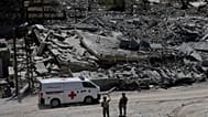 Soldati libanesi di fronte alle case distrutte nel villaggio di Dibbine, Libano, 5 giugno 2026