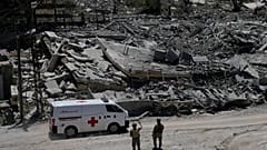 Soldati libanesi di fronte alle case distrutte nel villaggio di Dibbine, Libano, 5 giugno 2026