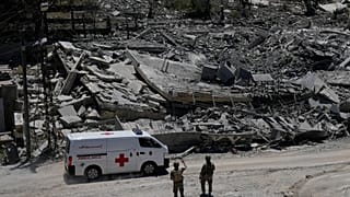 Soldati libanesi di fronte alle case distrutte nel villaggio di Dibbine, Libano, 5 giugno 2026
