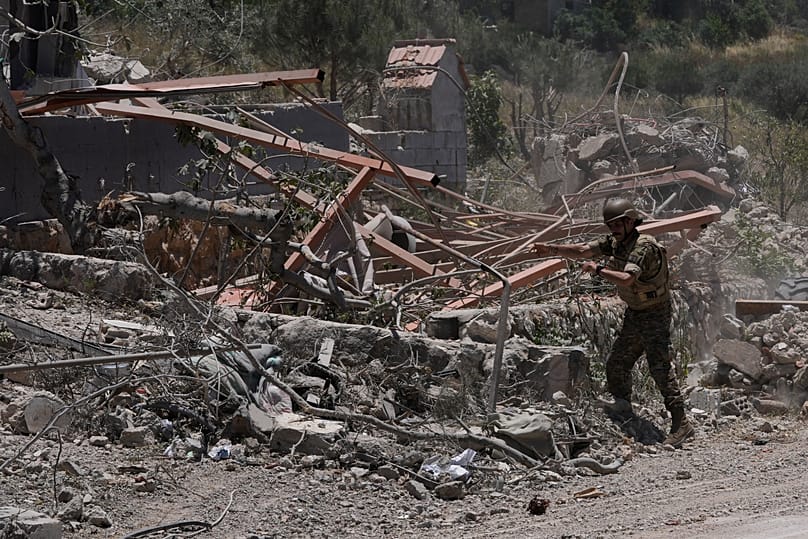 Soldato libanese rimuove le macerie di una casa distrutta nei recenti scontri tra combattenti di Hezbollah e truppe israeliane, Dibbine, Libano, 5 giugno 2026