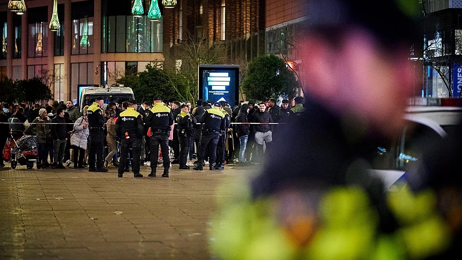 Polícia neerlandesa na rua em Haia, 29 de novembro de 2019