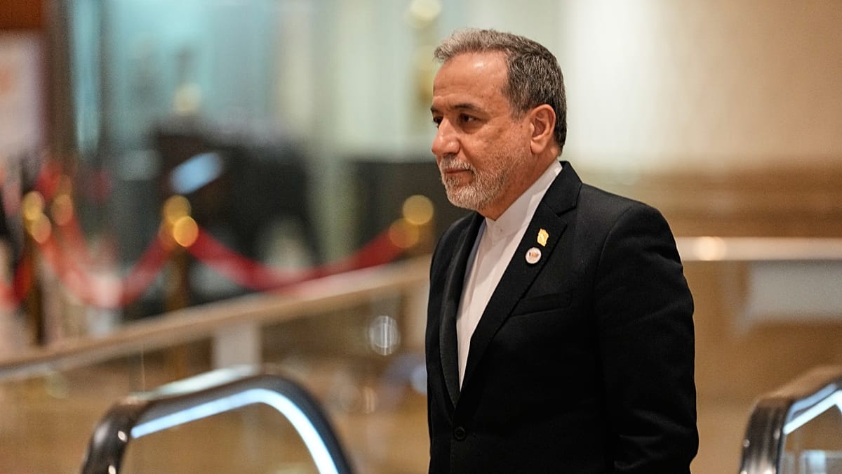 صواريخ تحذيرية قرب هرمز.. عراقجي يرد على ترامب: لقاء خامنئي ليس واقعياً