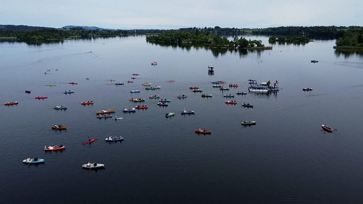La procesión en el lago de Seehausen am Staffelsee, en Baviera, celebra la festividad católica del Corpus Christi