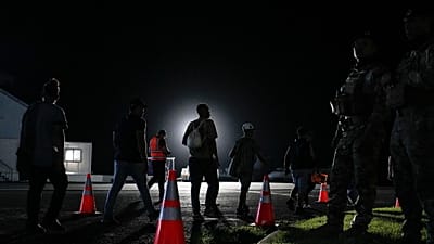 مهاجرون فنزويليون يسيرون على متن رحلة العودة الطوعية إلى بلادهم في مطار بنما باسيفيكو الدولي، بنما، الجمعة 22 مايو 2026.