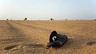 Eine Sandale liegt auf dem Boden in Nigers Wüstenregion im südlichen Zentrum der Sahara, am dritten Juni 2018.