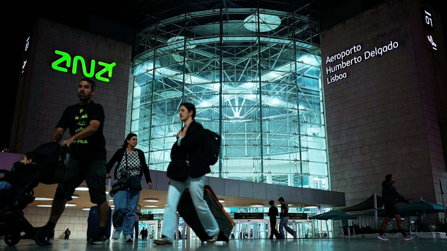 Free cabin luggage and financial compensation are maintained in the new regulation