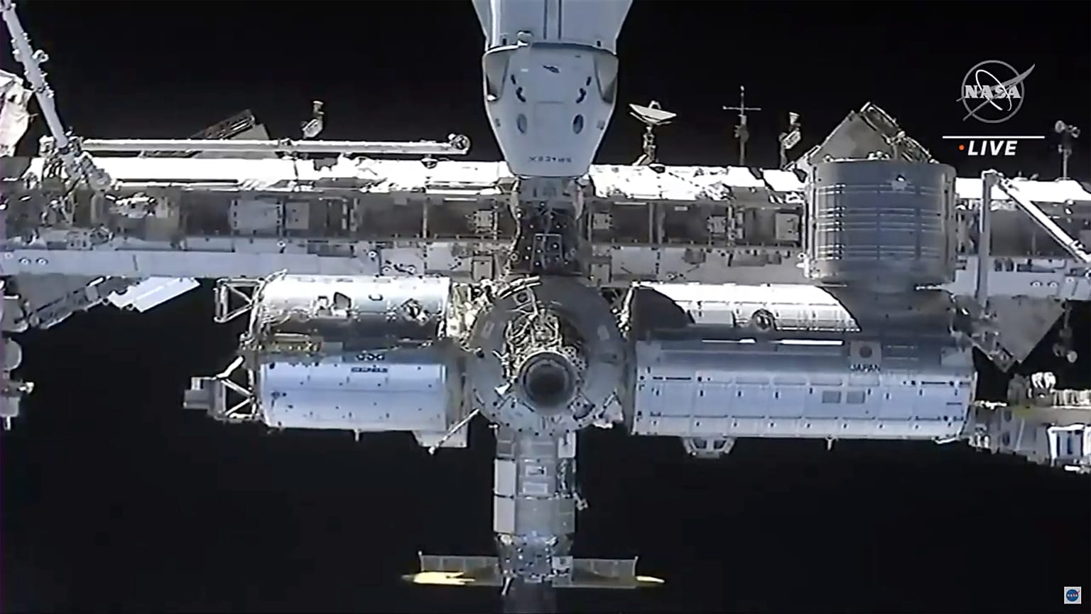 Εικόνα από το NASA TV δείχνει τον Διεθνή Διαστημικό Σταθμό, όπως φαίνεται από το διαστημόπλοιο Crew Dragon της SpaceX, το Σάββατο 24 Απριλίου 2021