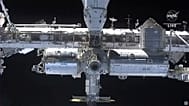 Immagine tratta dalla NASA TV mostra la stazione spaziale internazionale, vista dalla navicella spaziale Crew Dragon di SpaceX sabato 24 aprile 2021