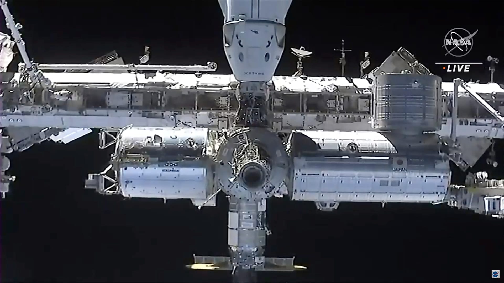 NASA TV görüntüsünde, 24 Nisan 2021 Cumartesi günü SpaceX’in Crew Dragon uzay aracından görülen Uluslararası Uzay İstasyonu yer alıyor.