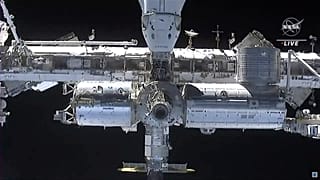Immagine tratta dalla NASA TV mostra la stazione spaziale internazionale, vista dalla navicella spaziale Crew Dragon di SpaceX sabato 24 aprile 2021