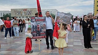تجمّع الناس للاحتجاج في تيرانا، ألبانيا، يوم الأربعاء 3 يونيو/حزيران 2026، معارضين مشروعًا سكنيًا فاخرًا على الساحل مرتبطًا بجاريد كوشنر وإيفانكا ترامب