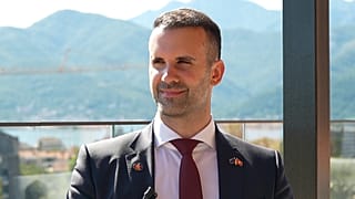 Premier Montenegros Milojko Spajić im Gespräch mit Euronews in Tivat, 5. Juni 2026