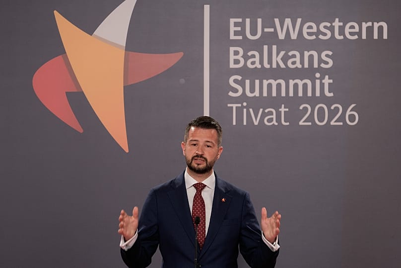 Montenegros Präsident Jakov Milatović spricht nach dem EU‑Westbalkan‑Gipfel in Tivat am 5. Juni 2026 mit Medienvertretern