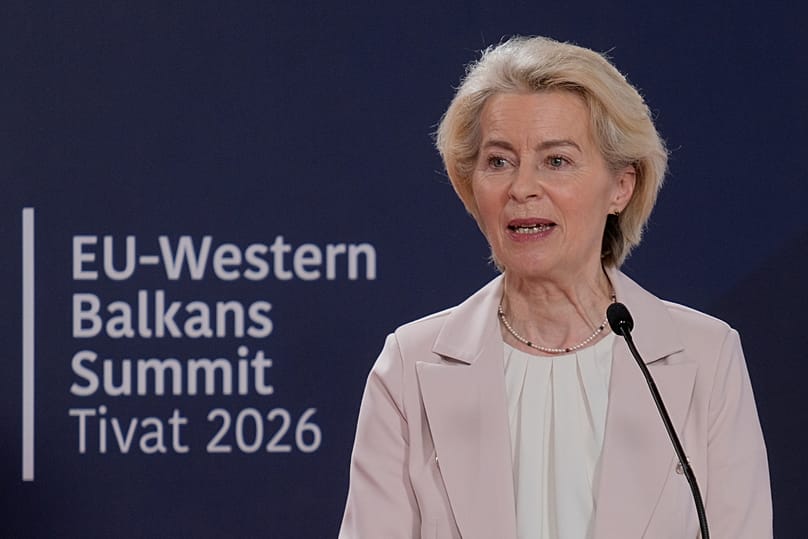 Die Präsidentin der Europäischen Kommission Ursula von der Leyen spricht nach dem EU‑Westbalkan‑Gipfel in Tivat am 5. Juni 2026 mit Medienvertretern
