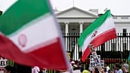 رفع المتظاهرون لافتات ولوّحوا بالعلم الإيراني أثناء تجمعهم أمام البيت الأبيض، يوم الأحد 22 يونيو/حزيران 2025، في واشنطن