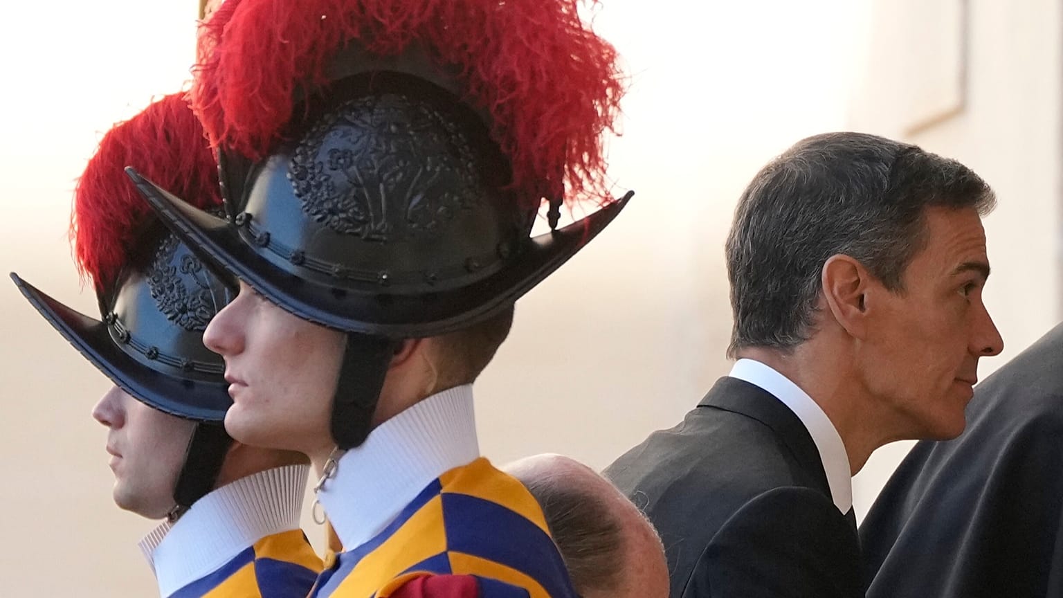 Sánchez llega al patio de San Damasco para reunirse con el Papa León XIV en el Vaticano, el miércoles 27 de mayo de 2026