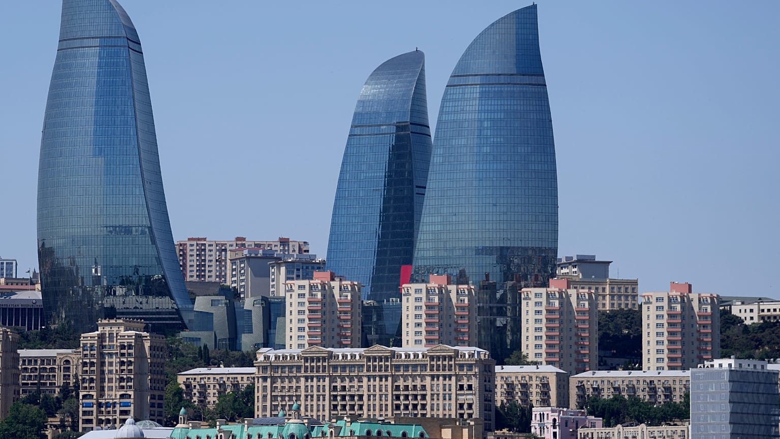 Архивное фото: общий вид Старого города на фоне небоскрёбов Flame Towers в Баку, 13 июня 2021 года
