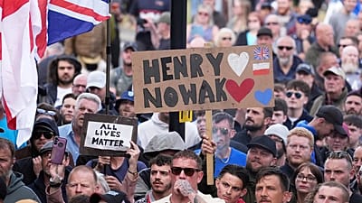 Des personnes se rassemblent pour manifester devant le commissariat de Southampton, le 2 juin 2026