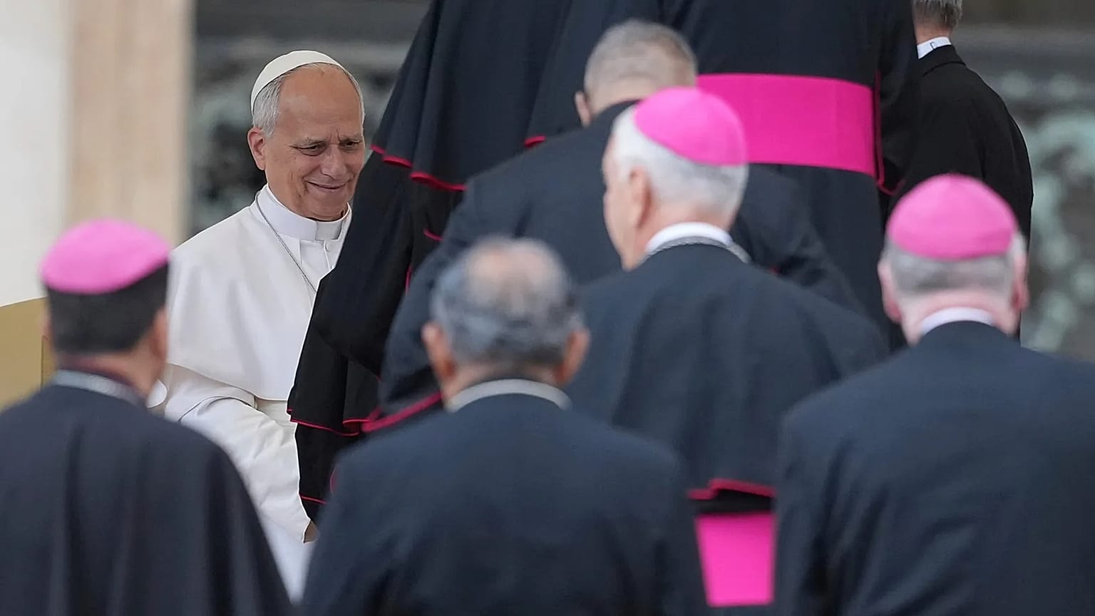 El papa León XIV se reúne con obispos durante su audiencia general semanal en la Plaza de San Pedro, en el Vaticano, el miércoles 3 de junio de 2026. 