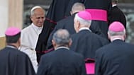 El papa León XIV se reúne con obispos durante su audiencia general semanal en la Plaza de San Pedro, en el Vaticano, el miércoles 3 de junio de 2026. 