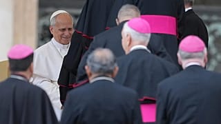 El papa León XIV se reúne con obispos durante su audiencia general semanal en la Plaza de San Pedro, en el Vaticano, el miércoles 3 de junio de 2026. 