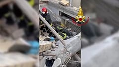 Vigili del Fuoco al lavoro sulle macerie della palazzina crollata sabato nelle Marche