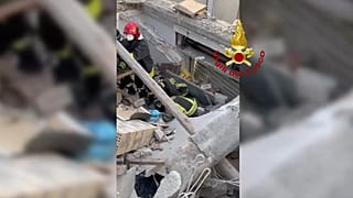 Vigili del Fuoco al lavoro sulle macerie della palazzina crollata sabato nelle Marche