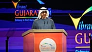 رئيس دولة الإمارات العربية المتحدة الشيخ محمد بن زايد آل نهيان يلقي كلمة أمام قمة جوجارات العالمية النابضة بالحياة، وهو حدث تجاري لجذب الاستثمارات إلى ولاية جوجارات، في غاندي 