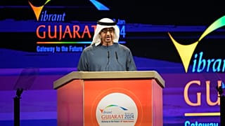رئيس دولة الإمارات العربية المتحدة الشيخ محمد بن زايد آل نهيان يلقي كلمة أمام قمة جوجارات العالمية النابضة بالحياة، وهو حدث تجاري لجذب الاستثمارات إلى ولاية جوجارات، في غاندي 
